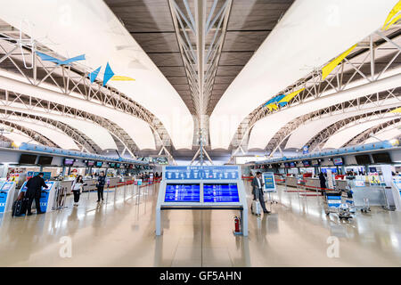 Japan, Kansai Airport, KIX. Interieur von Terminal 1. International check-in. Informationen zeigt in der Mitte, Check in-Schalter auf beiden Seiten. Stockfoto