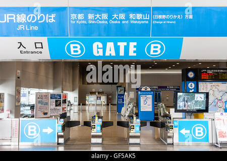 Japan, Kansai Airport, KIX. Innenraum Aeroplaze Verkehrsknotenpunkt. Japanische Eisenbahnen Eingangstor B mit Ticket Hindernisse für die Plattformen für Osaka und Koyto. Stockfoto