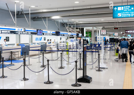 Japan, Osaka, Kansai Airport, KIX. Terminal Interieur. Inländischen Abflughalle im zweiten Stock. Leere ANA Check-in-Schalter mit seilschaften der Beifahrertür. Stockfoto