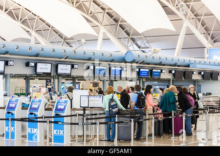 Japan, Kansai Airport, KIX. Interieur von Terminal 1. International check-in. Amerikanische Touristen Schlange am Check In Schalter für United Airlines Flug. Stockfoto