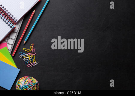 Schreibtisch mit pc und Zubehör über Lederstruktur. Draufsicht mit Textfreiraum Stockfoto