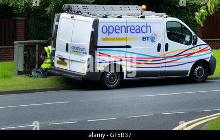 BT-Open erreichen Van und Telefon-Ingenieur bei der Arbeit Stockfoto