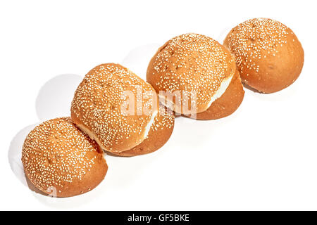 Frisch gebackene goldenen knusprig gebackenen Hamburger Brötchen in gerade Linie auf weißem Hintergrund festgelegten Stockfoto