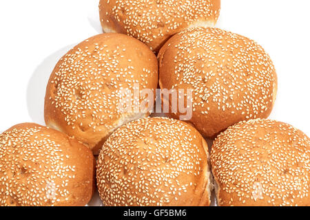 Nahaufnahme von frisch gebackenen Brötchen golden Sesam Samen bedeckt Stockfoto