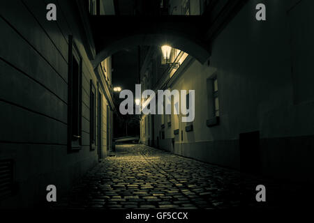 geheimnisvolle Gasse mit Laternen in Prag bei Nacht Stockfoto