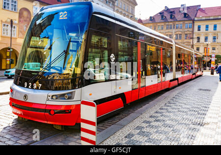 Prag, Tschechische Republik - 4. September 2015: moderne rote Tschechische Straßenbahn fotografiert im alten Prag Stockfoto