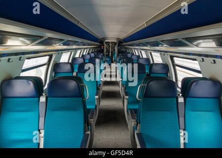 Leere Oberdeck der Schindler Waggon IC2000 Passagier Zug Wagen von den Schweizerischen Bundesbahnen SBB betrieben. Stockfoto