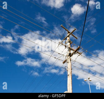 Stromleitungen für australische Pol Strom Stromnetz gegen blauen Wolkenhimmel Stockfoto