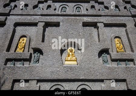 Myomanji Tempelgelände bestehen aus Inseln geharkt Kies rund um eine Stupa-Turm, eine Kopie von Bodh Gaya in Indien Stockfoto