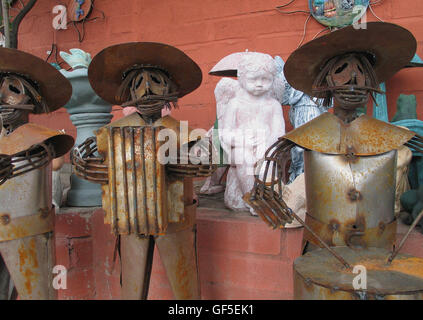 Metall- und Keramik-Skulpturen und Kunstwerke werden in einem offenen Markt in Tucson, Arizona, USA angezeigt. Stockfoto
