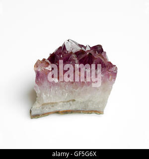 Amethyst Kristall auf weißem Hintergrund Stockfoto