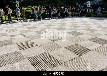 Kyoto, Japan - 16. November 2016: Besucher der Tofuku-Ji-Tempel in Kyoto, Japan. Stockfoto