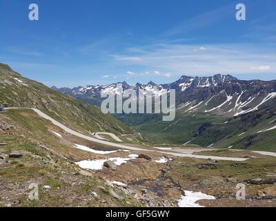 Kurvenreiche Straße Klettern hoch oben einen Gebirgspass im Sommer Stockfoto