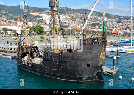 Nachbau der Santa Maria-Segelschiff im Hafen von Funchal, Madeira, Portugal Stockfoto