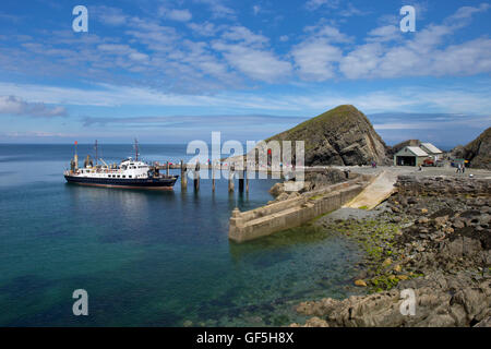 Boot am Steg im Hafen und Küste bei Lundy Island, Bristol Channel, Devon, England Stockfoto