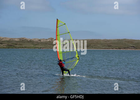 Windsurfer auf dem Fluss Ythan Mündung in Newburgh, Aberdeenshire. Grampian Region. Schottland, Vereinigtes Königreich. Stockfoto