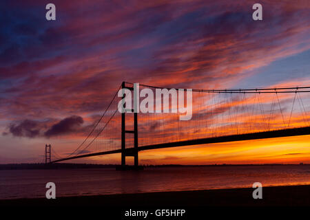 Die Humber-Brücke bei Sonnenaufgang. Die Brücke verbindet Hessle in East Yorkshire Barton-upon-Humber in North Lincolnshire. Stockfoto