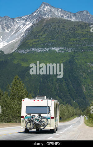 Kanadische Autobahn mit Wohnmobil und PKW. Britisch-Kolumbien. Kanada. Vertikal Stockfoto