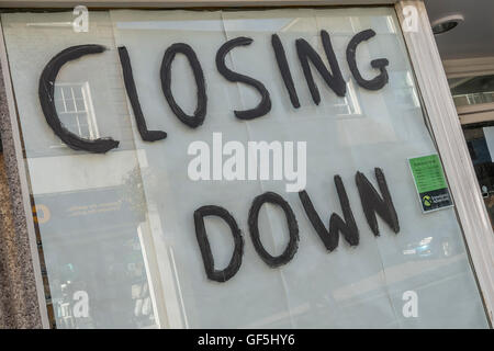 Shop Schließung unterschreiben. Metapher Rezession, wirtschaftliche Verlangsamung, sinkende Umsätze, Einzelhandel und High Street Krise Verluste, Tod von der Straße. Stockfoto