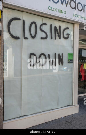 Shop Schließung unterschreiben. Metapher Rezession, wirtschaftliche Verlangsamung, sinkende Umsätze, Einzelhandel und High Street Krise Verluste, Tod der High Street. Stockfoto