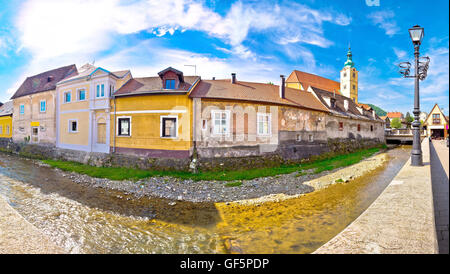 Stadt von Samobor am Flussufer Panoramablick, Nordkroatien Stockfoto