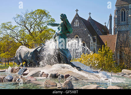 Kopenhagen, Dänemark - die Gefion-Brunnen, der größte Brunnen der dänischen Hauptstadt und englische Kirche St. Alban Stockfoto