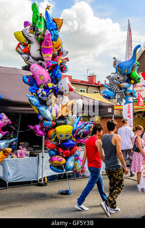 Ronneby, Schweden - 9. Juli 2016: Große öffentliche Markt Tag in der Stadt. Menschen zu Fuß durch eine Zeichenfolge mit Helium gefüllte Ballons. Stockfoto