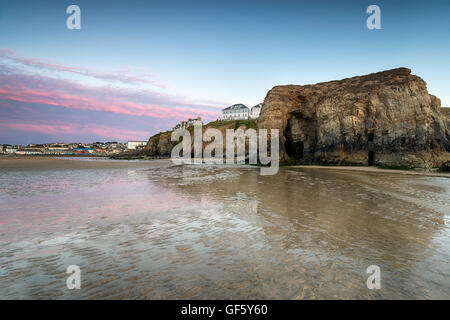 Der Strand und Klippen bei Perranporth an der Küste von Cornwall Stockfoto