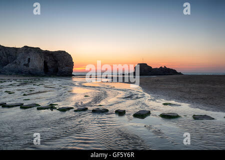 Sonnenuntergang über den Strand von Perranporth an der Küste von Cornwall Stockfoto