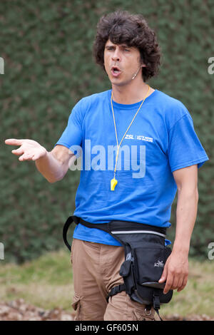 Hertfordshire, England, ca. Juli 2016, Andy Day, Schauspieler und Moderator der Tierwelt bei einer live-Wildlife-show Stockfoto