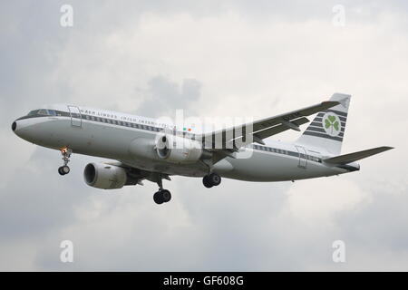 Aer Lingus Airbus A320-214 EI-DVM landet auf dem Flughafen Heathrow, London Stockfoto