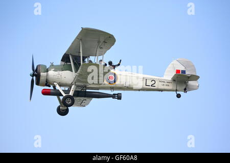 Die Royal Navy Fairey Swordfish LS326-Torpedobomber auf dem Dunsfold Flügel und Räder zeigen Stockfoto