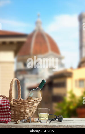 Picknick vor dem berühmten Dom in Florenz Stockfoto