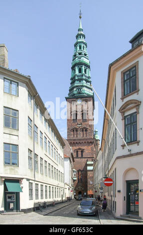 Blick auf die Stadt mit Sankt-Nikolaus-Kirche in Kopenhagen, der Hauptstadt von Dänemark Stockfoto