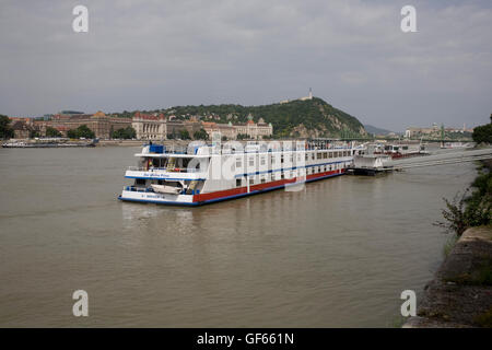 Der Kleine Prinz Deutsch Kreuzfahrtschiff vor Anker am östlichen Ufer der Donau von Nehru park Stockfoto