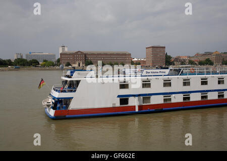 Der Kleine Prinz cruise Boot auf der Donau mit Pest über Stockfoto