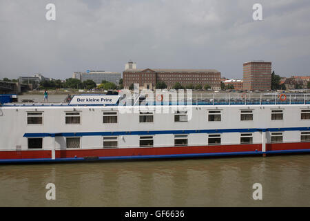 Der Kleine Prinz Deutsch Kreuzfahrtschiff mit Konica Minolta-Büro auf der Pestseite der Donau über Stockfoto