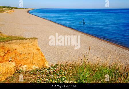 Ein Blick auf den Kiesstrand und Ridge von den niedrigen Klippen am Weybourne, Norfolk, England, Vereinigtes Königreich. Stockfoto