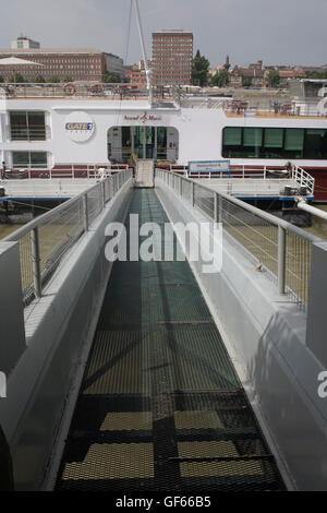 Durchgang zu ankern Kreuzfahrt-Schiff "The Sound of Music" von Gate 1 Reisen betrieben Stockfoto