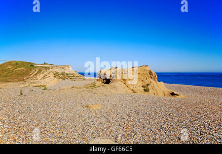 Reste der niedrigen erodierten Klippen auf der Kiesstrand in North Norfolk am Weybourne, Norfolk, England, Vereinigtes Königreich. Stockfoto