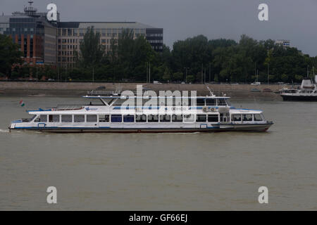 Domos privaten klimatisierten cruise Boot auf Donau Richtung Norden in Richtung Elisabethbrücke Stockfoto