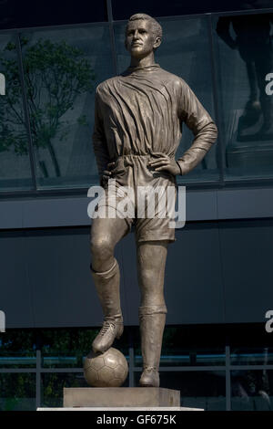 Albert Florian Statue außerhalb des Stadions, die verwendet, um seinen Namen tragen, jetzt genannt Groupama Arena Stockfoto