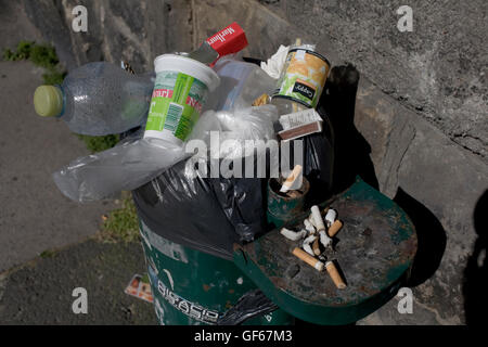 Überlaufende Mülleimer an Straße im Bezirk VIII Stockfoto