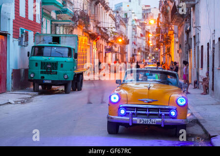 Amerikanische Oldtimer in der Nacht in Centro Habana in der Abenddämmerung.  Havanna, Kuba. Stockfoto