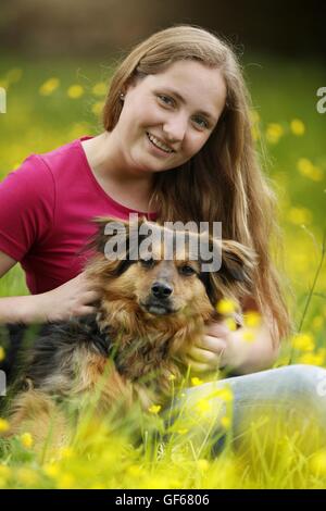 Frau und Mischling Stockfoto