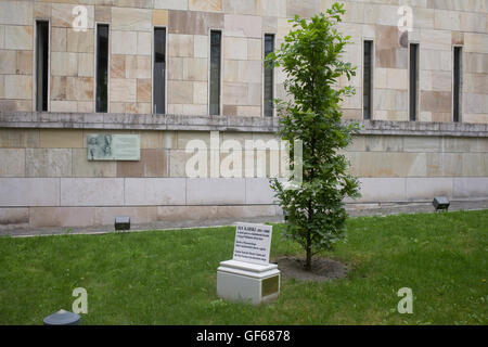 Innenhof des Holocaust Memorial Museums mit Baum gepflanzt in Erinnerung an Jan Karski Stockfoto