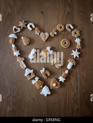 Weihnachten Hintergrund mit Cookies auf dem Holzbrett (Herz-Form-Rahmen) Stockfoto