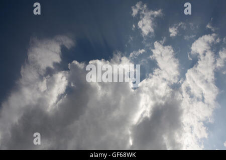 Wolken hoch über der Zitadelle von Liberty Bridge gesehen Stockfoto