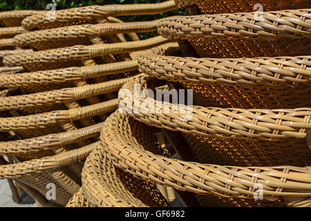 Kunststoff-Stühle übereinander auf der anderen im Gartencafé. Stockfoto