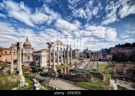 Januar-Panorama des Forum Romanum, Rom, Italien. Kalter Tag mit großen Himmel und Wolken über antike Ruinen. Stockfoto